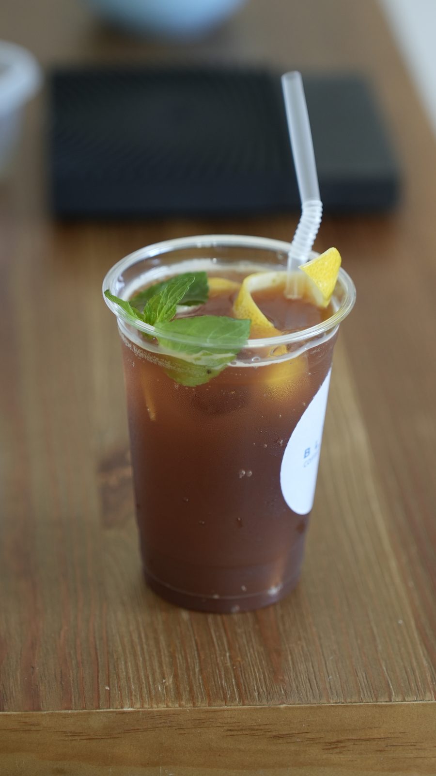 レモンとミントをのせたスパークリングコーヒー