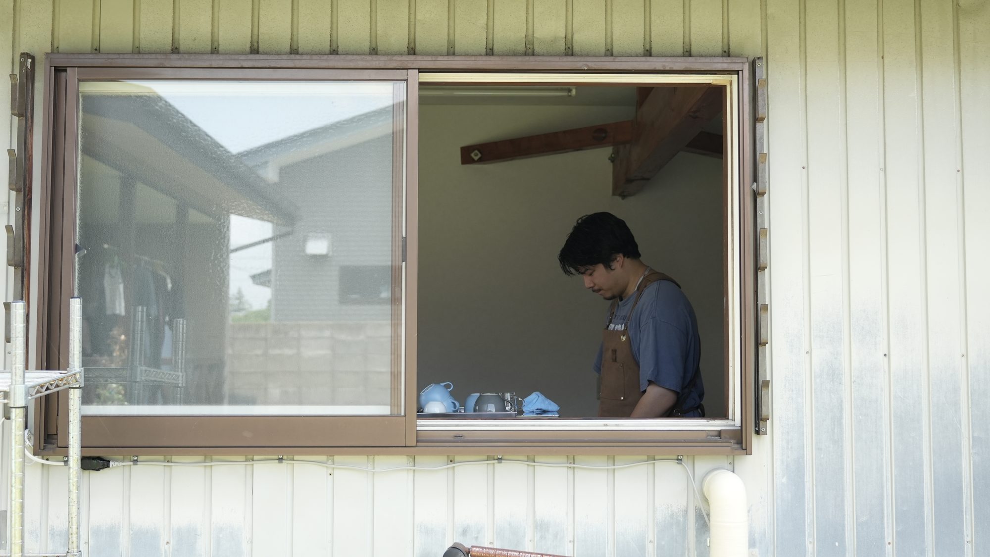 窓越しに見える焙煎所の作業風景