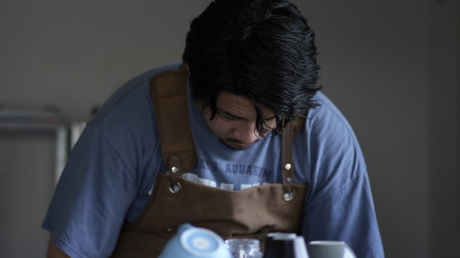 手元を見つめるロースター